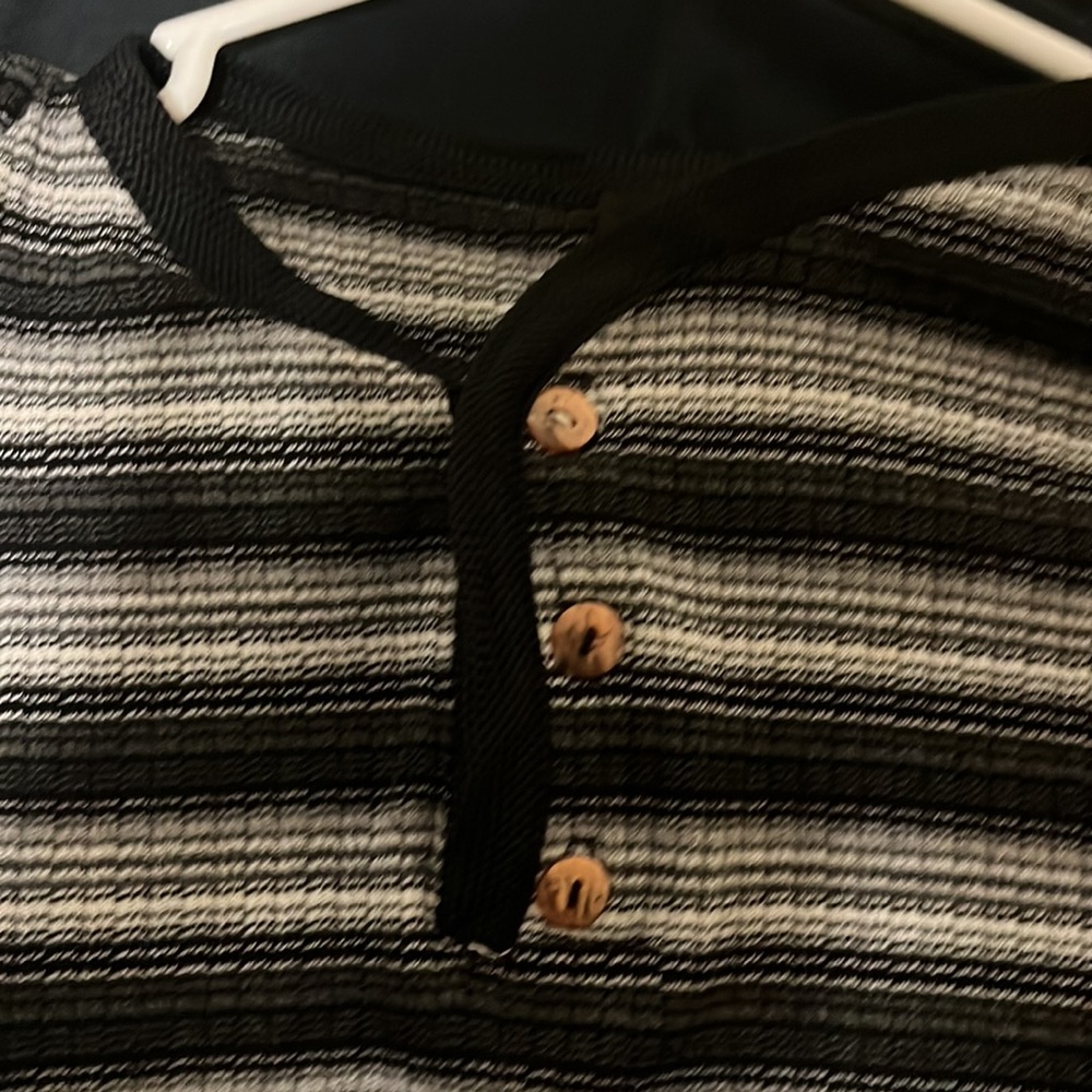 Buttoned tshirt - Picture 3 of 3